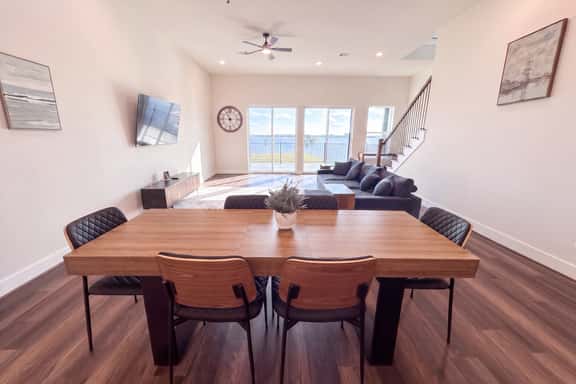 Luxurious Lakefront Retreat at NASA Space & Kemah - Image 1