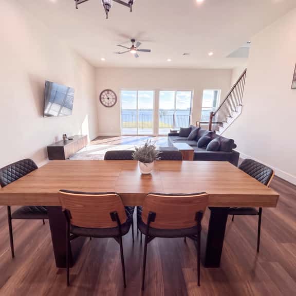 Luxurious Lakefront Retreat at NASA Space & Kemah - Image 1