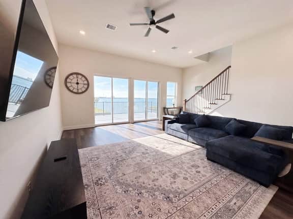 Luxurious Lakefront Retreat at NASA Space & Kemah