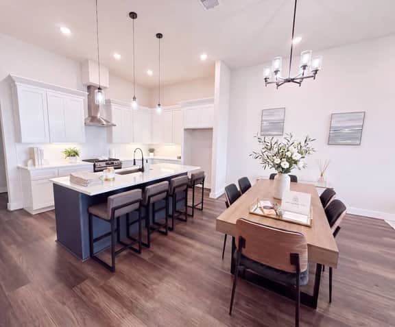 Luxurious Lakefront Retreat at NASA Space & Kemah