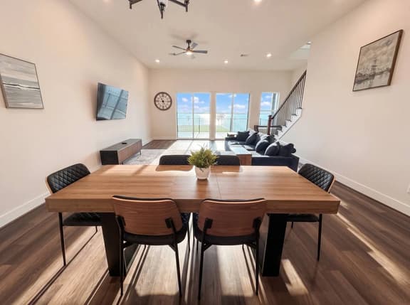 Luxurious Lakefront Retreat at NASA Space & Kemah