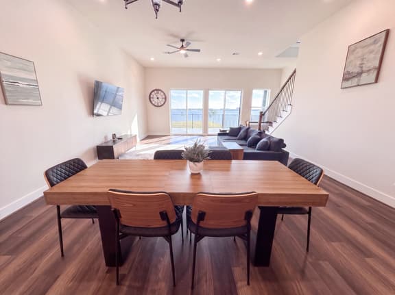 Luxurious Lakefront Retreat at NASA Space & Kemah - Image 1