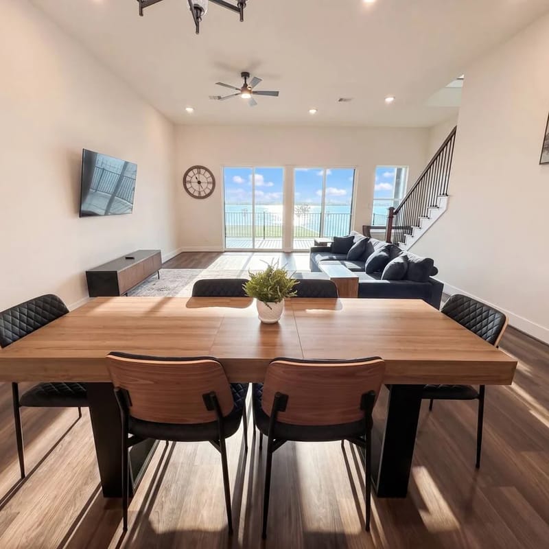 Luxurious Lakefront Retreat at NASA Space & Kemah
